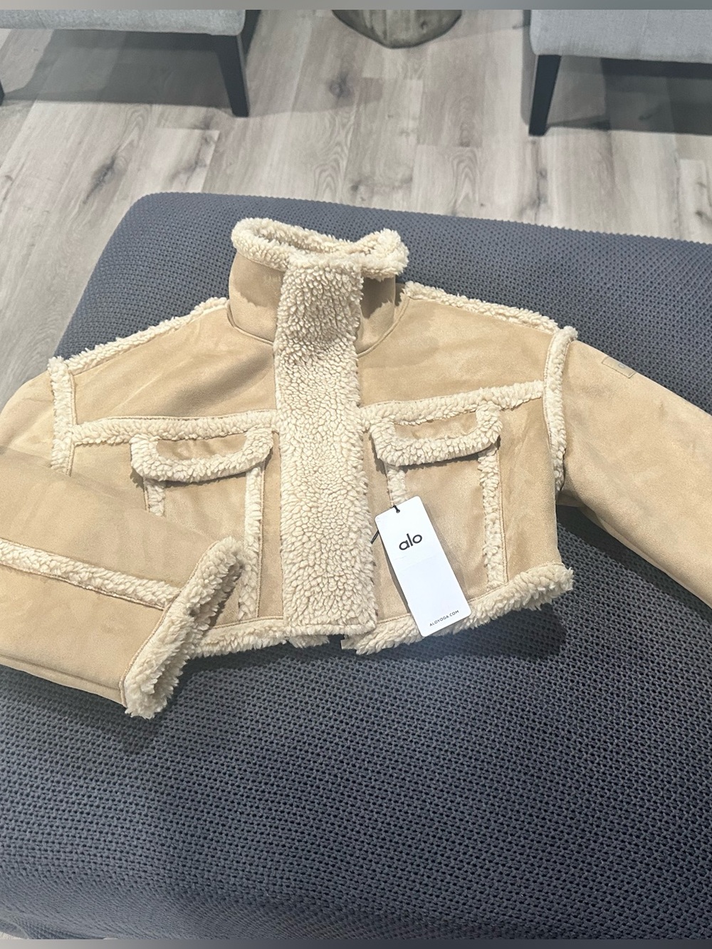 NWT Alo Yoga Faux Shearling Snowfall Cropped Jacket ❄️✨ - Picture 6 of 9